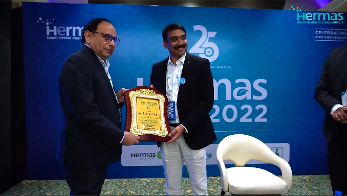 Dr. S.H. Siddiqui receiving the award from Hermas Unani 2022